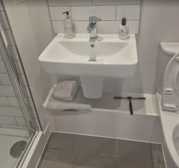 Dödsbostädning i ett rent och välstädat utrymme